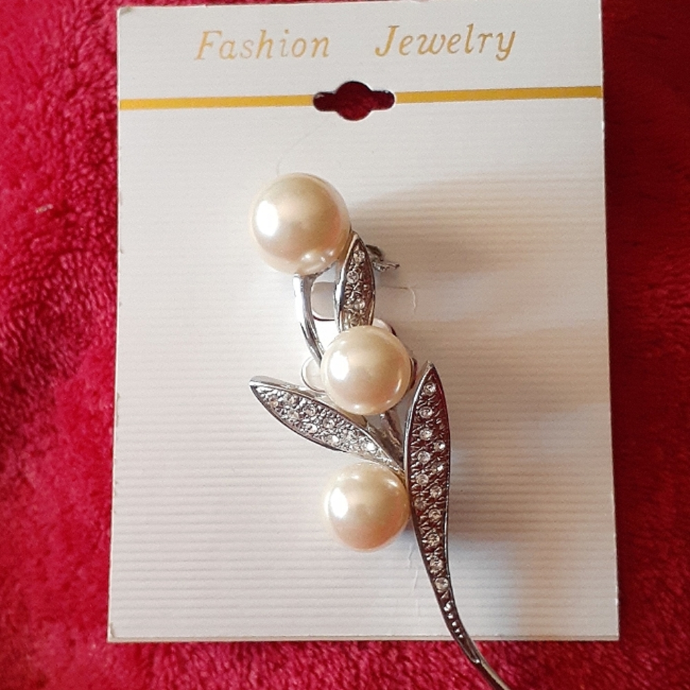 Vintage Pearl and Rhinestone Brooch